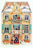 Adventskalender 'Im Weihnachtshaus': Ein Haus zum Aufklappen (42 x 59 cm), beidseitig bedruckt: außen die Hausfassade (m. Silberglimmer), innen die Zimmer m. Türchen