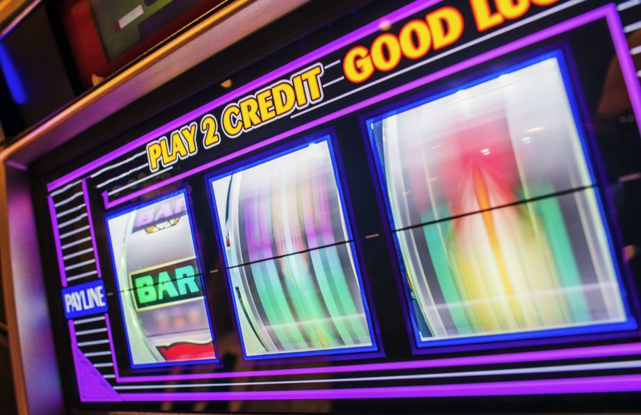 Ein Spielautomat zeigt unterschiedliche Symbole in insgesamt drei Gewinnlinien an. 